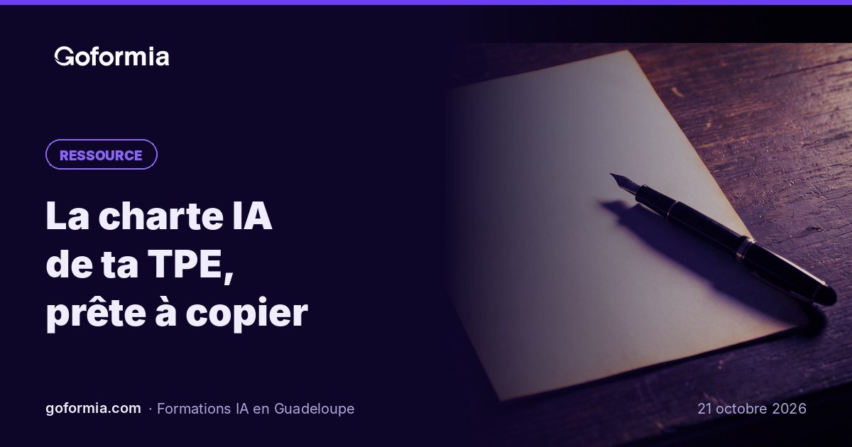 Feuille de papier vierge et stylo sur un bureau en bois sombre, sous une lumière dure
