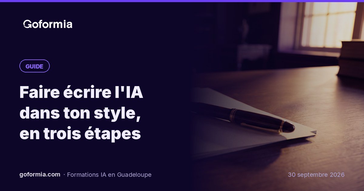 Stylo plume posé sur des feuilles vierges, sur un bureau en bois sombre, dans une lumière chaude