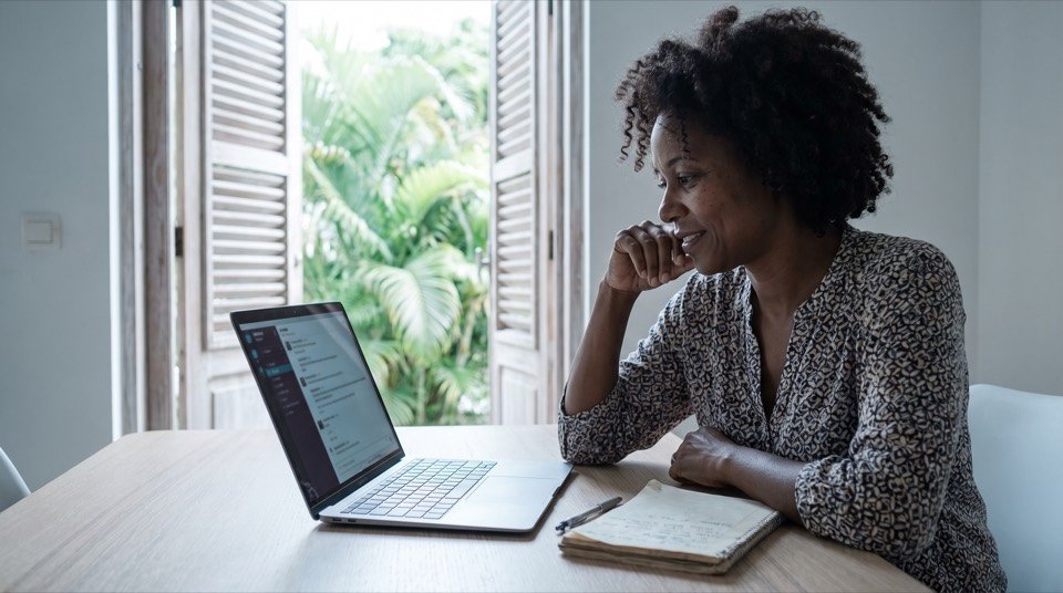 Une professionnelle guadeloupéenne découvre un outil d'IA sur son ordinateur portable