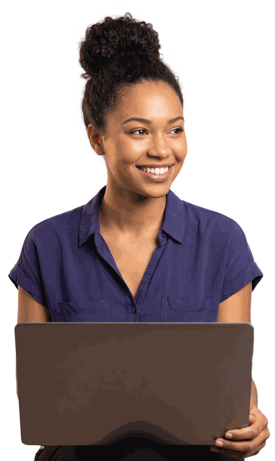 Une professionnelle guadeloupéenne souriante, ordinateur portable ouvert devant elle